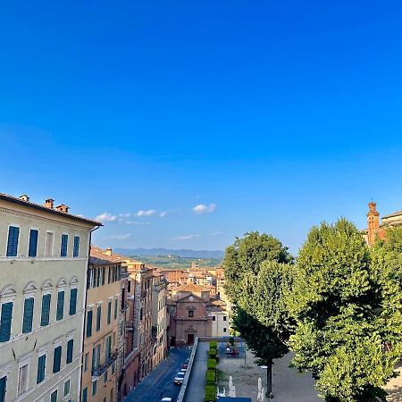 Sisters' Home - Appartamento Nel Centro Storico Con Terrazzo, Aria Condizionata E Vasca Da Bagno Siena Buitenkant foto
