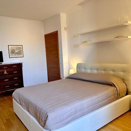 Sisters' Home - Appartamento Nel Centro Storico Con Terrazzo, Aria Condizionata E Vasca Da Bagno Siena Buitenkant foto